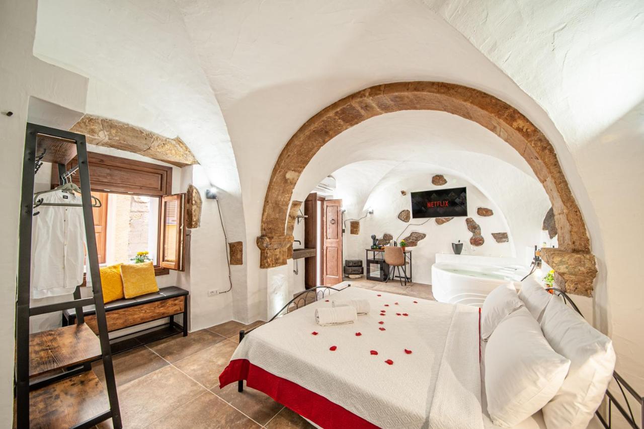 Romantic Loft With Jacuzzi In The Castle Castelsardo Exterior photo