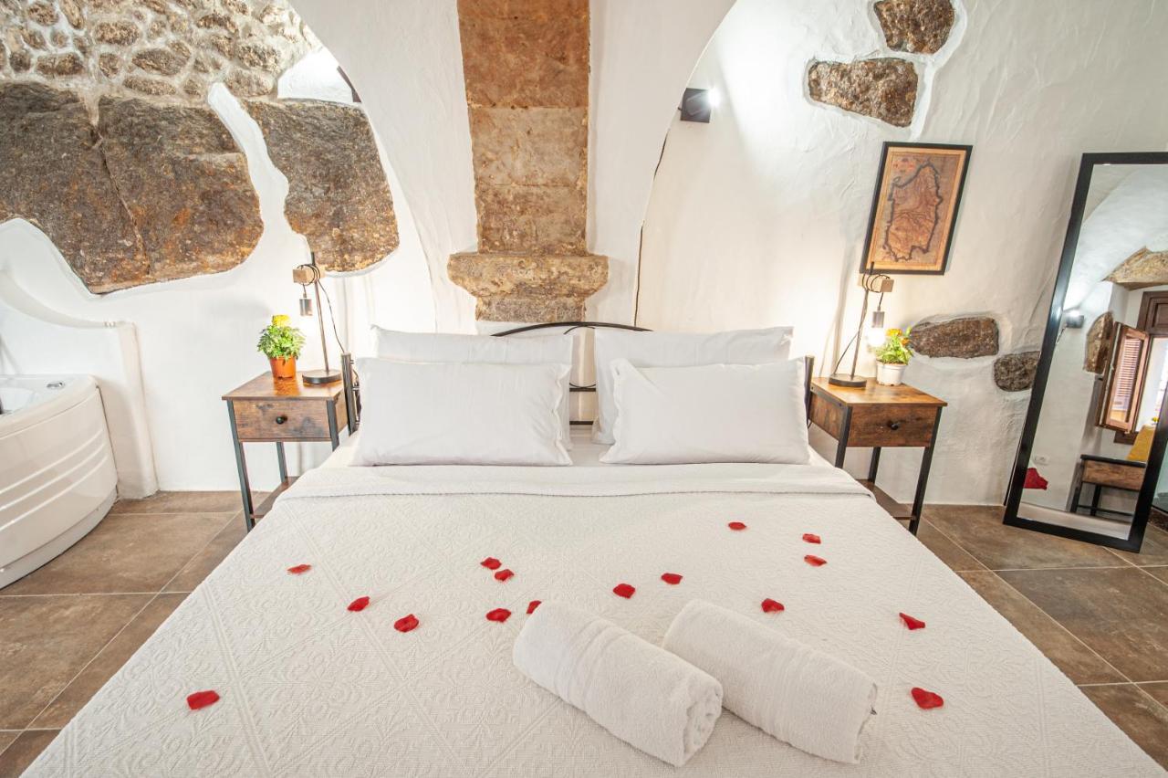 Romantic Loft With Jacuzzi In The Castle Castelsardo Exterior photo