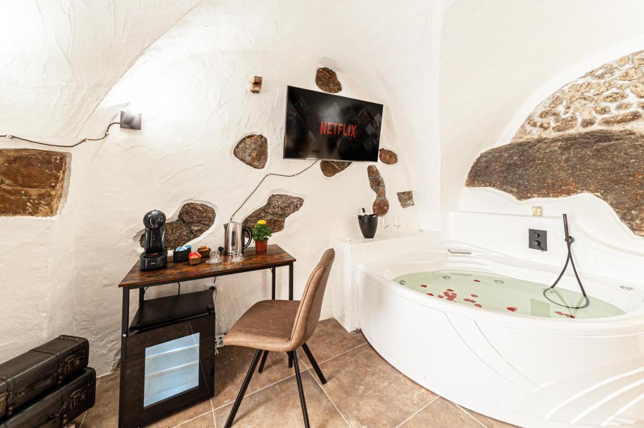 Romantic Loft With Jacuzzi In The Castle Castelsardo Exterior photo