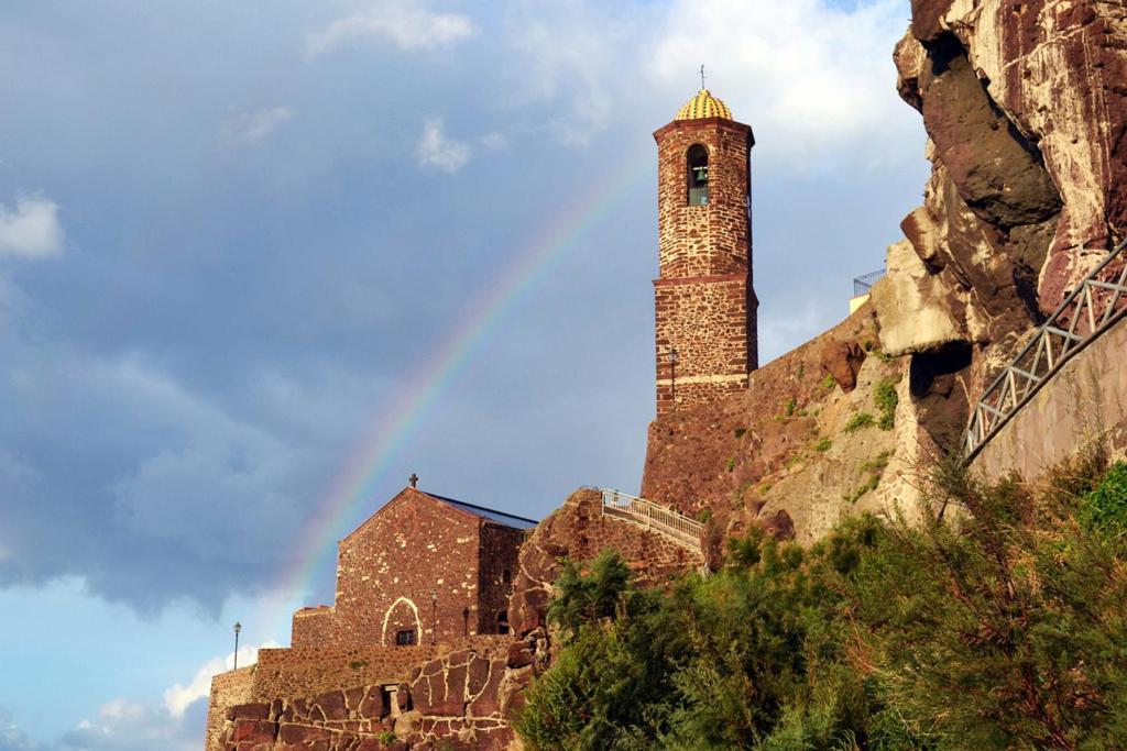 Romantic Loft With Jacuzzi In The Castle Castelsardo Exterior photo